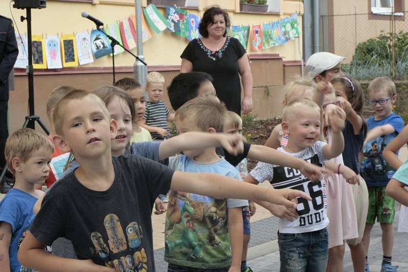 Před místní základní školou se v pátek odpoledne 8. června sešly desítky dětí a dospělých z celého Cítova.