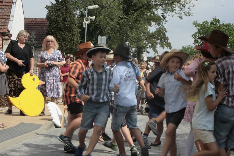 Před místní základní školou se v pátek odpoledne 8. června sešly desítky dětí a dospělých z celého Cítova.