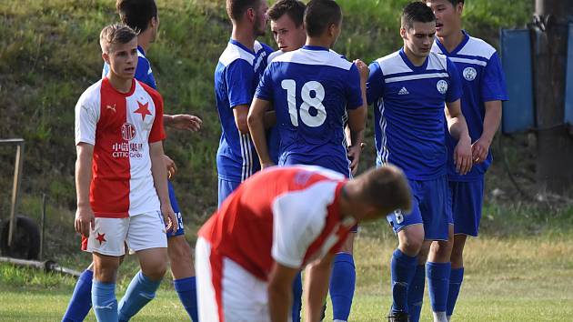 Fotbalisté Velvar slaví jeden ze dvou gólů v síti rezervy Slavie.