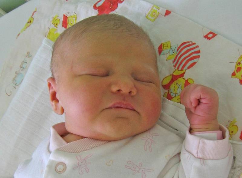 Kateřina Novotná se rodičům Martině Krahulíkové a Bronislavu Novotnému z Kralup nad Vltavou narodila 14. srpna 2009, vážila 3,70 kg a měřila 51 cm.