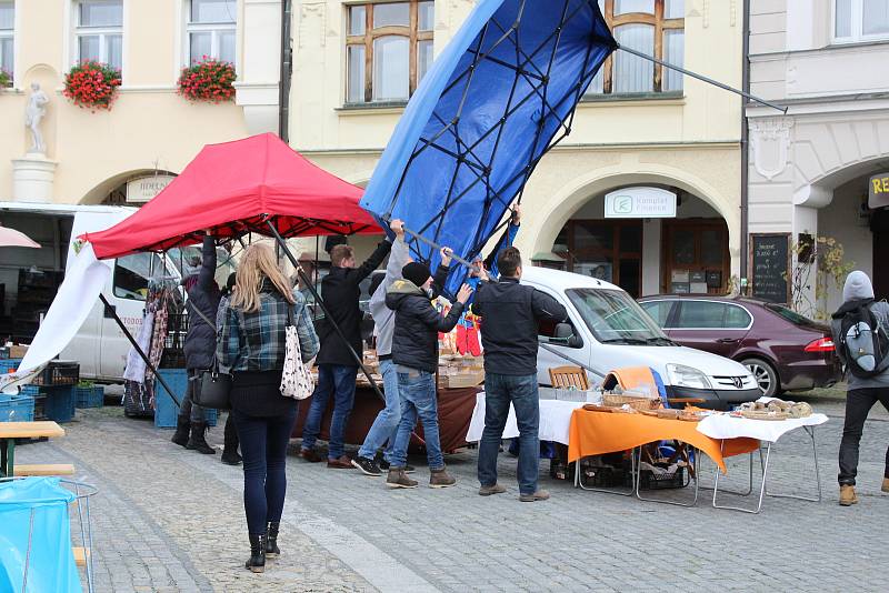 Na mělnickém náměstí Míru padaly cedule před Regionálním muzeem už v sobotu dopoledne. Na dušičkovém jarmarku létaly stánky a prodejci viseli na železných konstrukcích, aby je udrželi na místě.