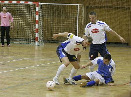 Olympik Mělník (v bílém) - SK Kladno 5-3