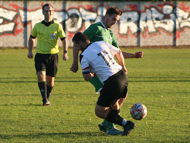 Fotbalisté Sokola Tišice (v zeleném) prohráli domácí zápas 11. kola okresního přeboru s týmem SK Mšeno 2:3.