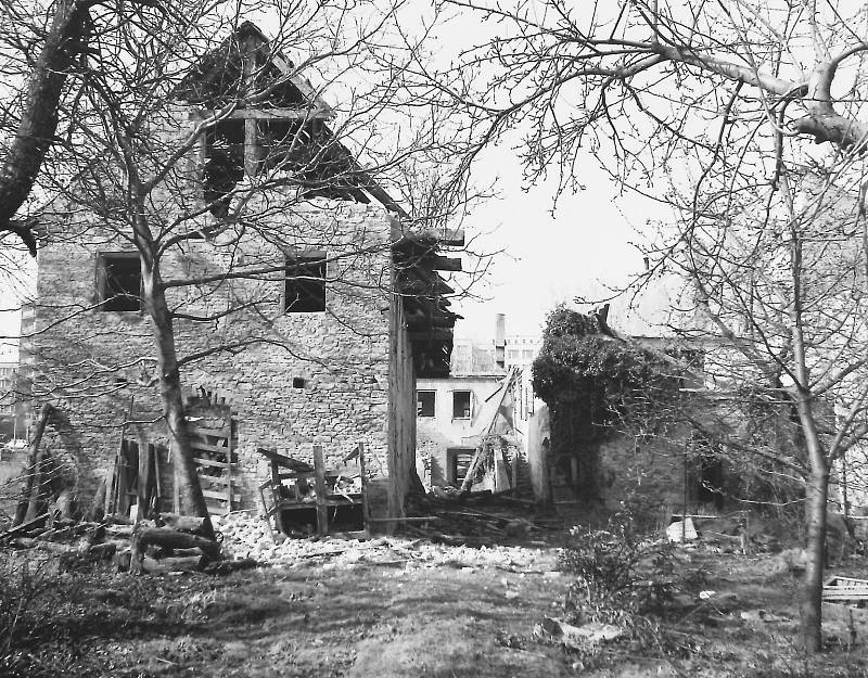 Pohled na demolici Švarcova domu směrem k Bezručově ulici. Rok 1985.