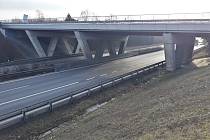 Most u Nové Vsi, který vede přes dálnici D8 na silnici I/16, čekají opravy.