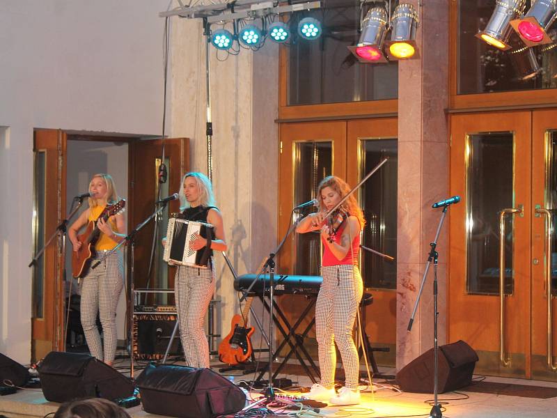 Koncert sesterského tria The Priester Sisters nabídl posluchačům kromě swingu také balkánské či slovenské lidové písně.