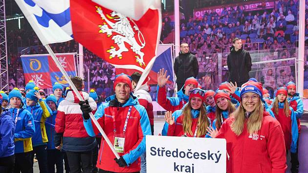 Jubilejní dvacátá Olympiáda dětí a mládeže odstartovala na stadionu v Hradci Králové. Celkem 72 mladých středočeských sportovců přivedl na plochu stadionu v roli vlajkonoše bývalý moderní pětibojař a bronzový medailista z OH 2004 Libor Capalini.