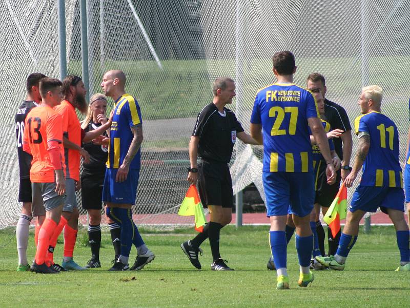 Fotbalisté Neratovic (v modrožlutém) porazili v domácím utkání divize B Tatran Rakovník 2:0.