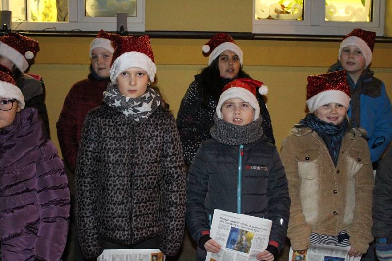 Zpívalo se i na Mělnicku, například před základní školou v Lužci nad Vltavou u rozsvíceného vánočního stromečku. 