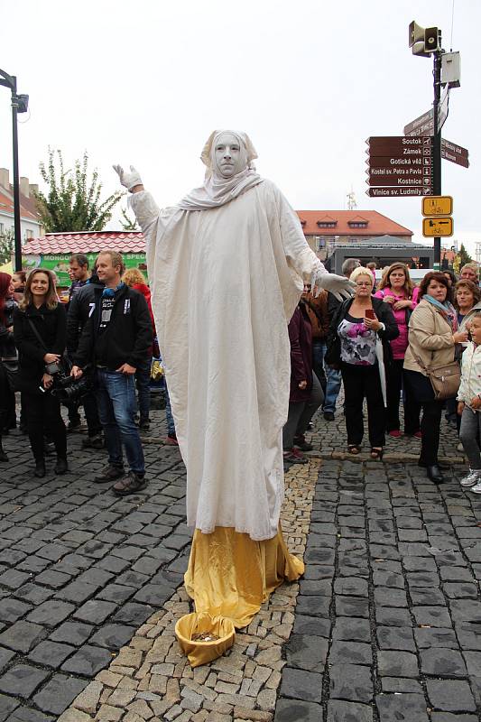 Historický střed Mělníka opět po roce zaplnily pouťové atrakce, stánky s burčákem, rukodělnými výrobky i staročeskými specialitami.