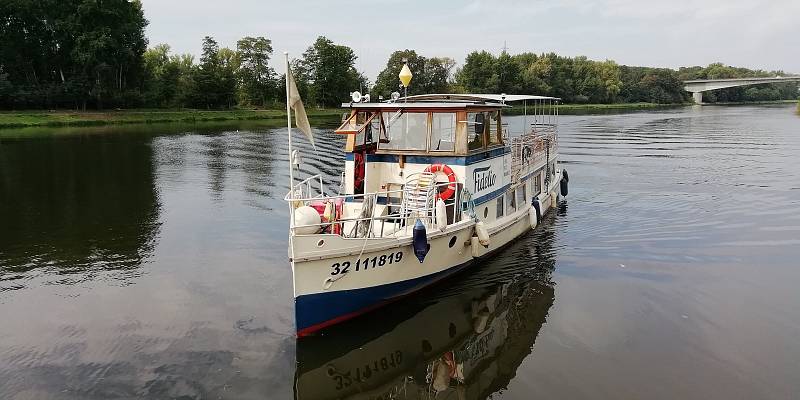 Od pátku 17. května začala v Mělníku jezdit pravidelná lodní doprava. S vyhlídkovou lodí Fidelio můžou zájemci plout na soutoku Labe a Vltavy, pod Mělnickým zámkem, do Obříství a také historickými plavebními komorami v Hoříně do zooparku v Zelčíně.