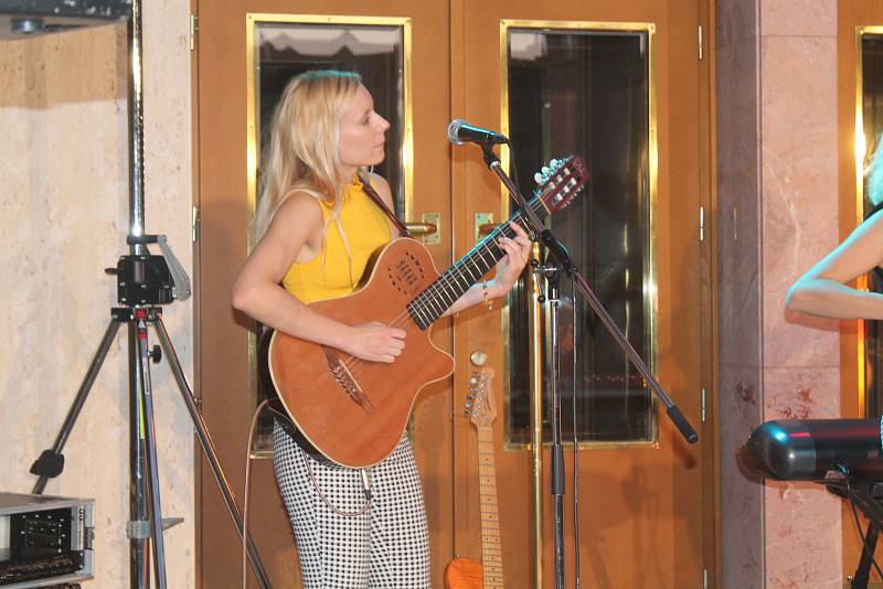 Koncert sesterského tria The Priester Sisters nabídl posluchačům kromě swingu také balkánské či slovenské lidové písně.