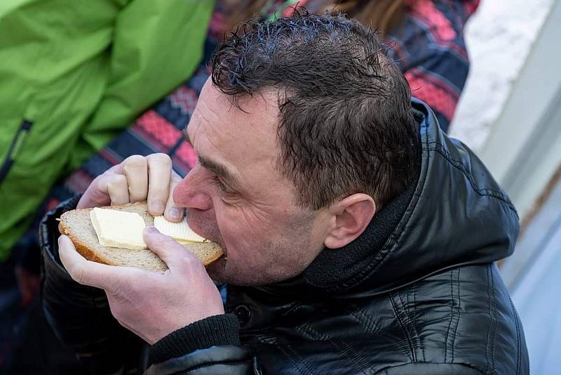 Ze soutěže v pojídání chleba s máslem v obci Máslovice a v pojídání hamburgerů v Letohradu.