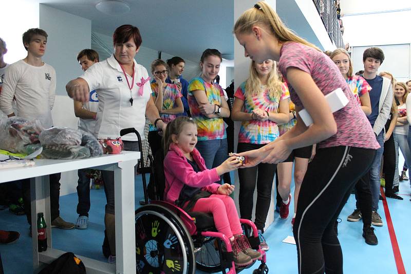 Studenti mělnického gymnázia Jana Palacha předali Nikolce Čížkové 36.778 korun.