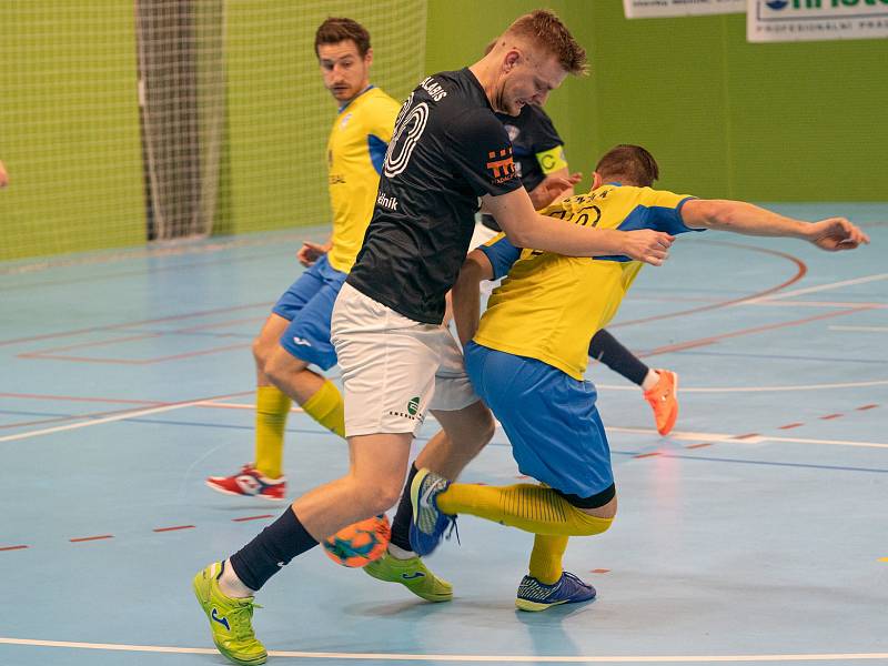 Dohrávka 7. kola 1. futsal ligy: Olympik Mělník (v tmavém) - Interobal Plzeň (3:4)