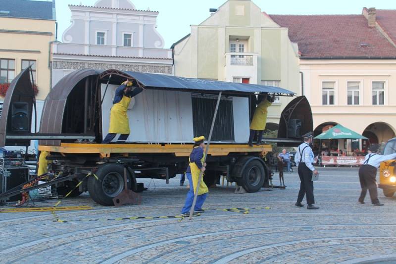 Velmi originální podívanou viděli ve středu 21. srpna návštěvníci mělnického náměstí Míru. Právě tam se totiž v rámci Mělnického kulturního léta odehrálo vystoupení hudebně-divadelního souboru ORCHESTRoj – Zatrestband.