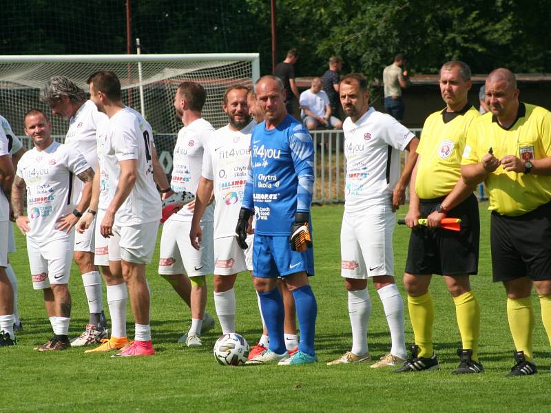 Stará garda FK Brandýs (v pruhovaném) nastoupila v rámci oslav 120. výročí založení klubu k charitativnímu utkání proti Realu Top Praha.