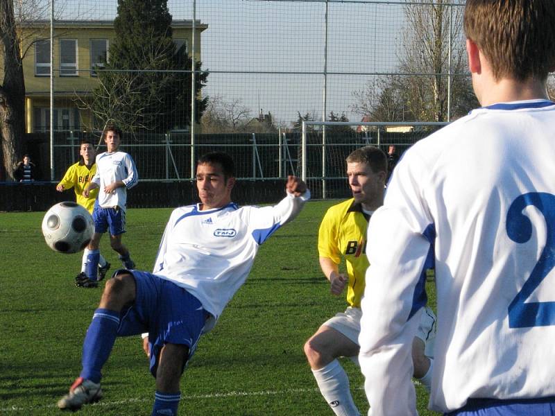 Pšovka (ve žlutém) - FC Jesenice 3-0