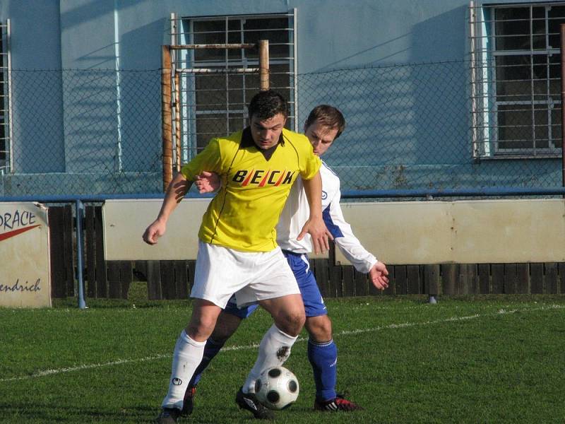 Pšovka (ve žlutém) - FC Jesenice 3-0