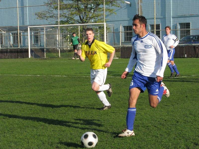 Pšovka (ve žlutém) - FC Jesenice 3-0