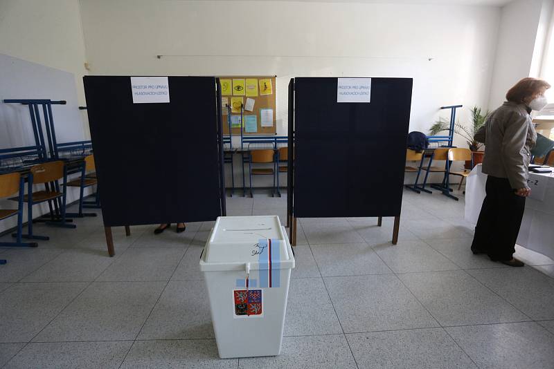 Volby ve volebním okrsku na gymnáziu Jana Palacha