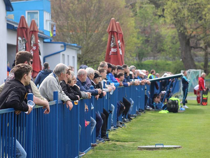 Fotbalisté FK Kralupy 1901 (modré dresy) pokračovali v jarní krasojízdě také v derby s Libčicemi, velkého soupeře doma porazili 5:2.