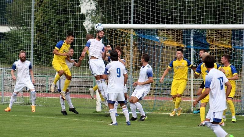 Neratovice (ve žlutém)  ve druhém kole divize B podlehly doma SK Kladno 0:2.