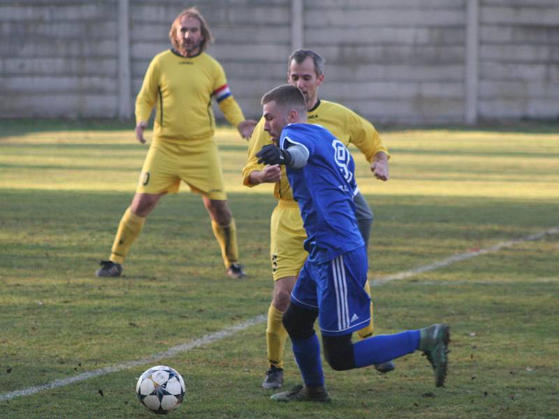 OP, 13. kolo: SK Labský Kostelec (v modrém) - Sokol Záryby B 10:0.