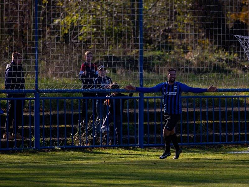 I. B třída, 13. kolo: FK Kralupy 1901 (fialové dresy) - Slavoj St. Boleslav (2:2)