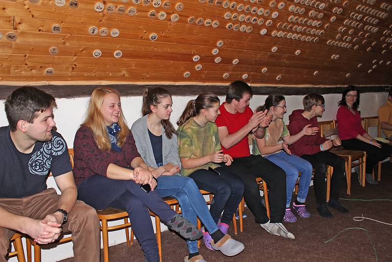 Byly to závody, kde rozhoduje každá vteřina, nebo snad i desetina vteřiny. Kromě hlavní soutěže bylo přichystáno také doprovodné soutěžení ve vázání uzlů na čas se zavázanýma očima.