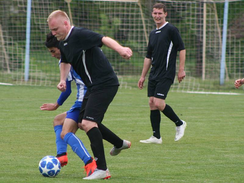 Fotbalisté FC Mělník (v černém) porazili v duelu prvního s druhým béčko Dobrovice 3:0 a vládnou skupině s desetibodovým náskokem.