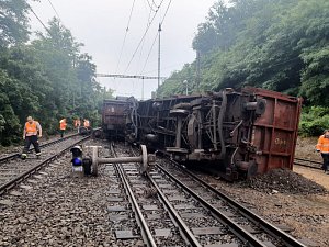U Kralup nad Vltavou vykolejil nákladní vlak.