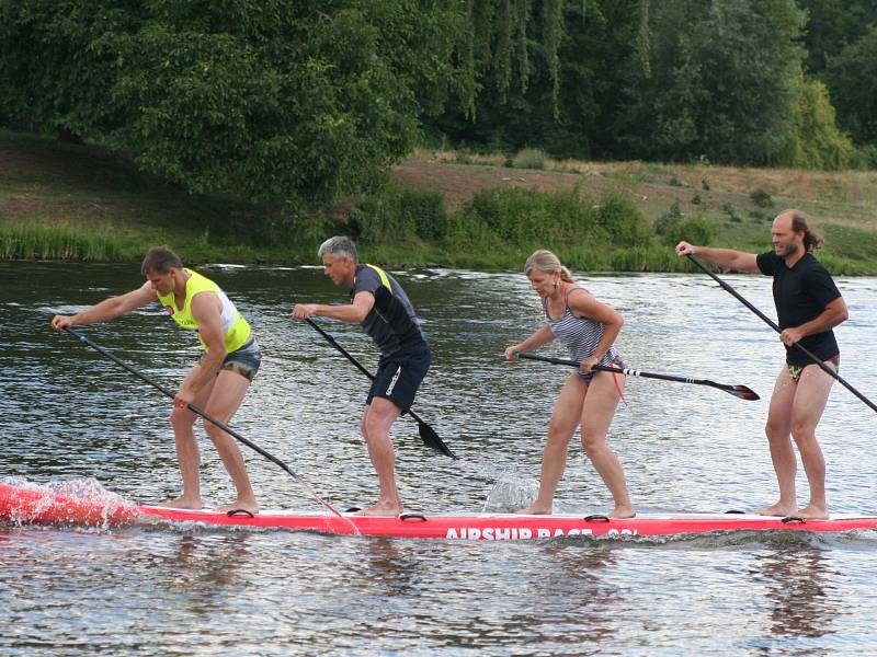 Závody paddleboardech v Neratovicích