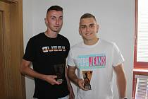 David Černý a Radek Šmejkal s oceněním za nejlepšího střelce okresního přeboru, respektive třetí třídy.