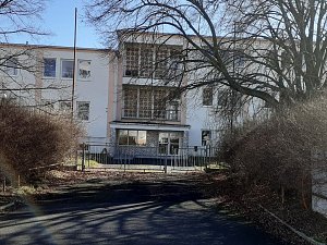 Bývalé učiliště v Lobečku.