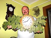Jan Krúpa ze Mšena vytváří hodiny z různých materiálů
