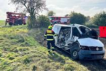 Tragicky skončil střet vlaku s dodávkou u Jiřic nedaleko Kostelce nad Labem. Dva lidé nehodu nepřežili.