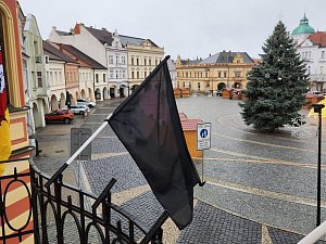 Černá vlajka vlaje i na mělnické radnici.