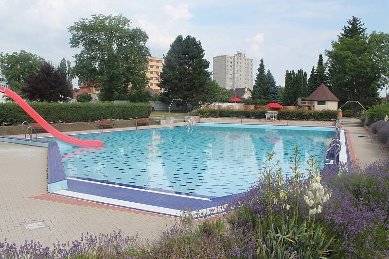 Ze slavnostní otevření zrekonstruovaného plaveckého bazénu v areálu městského koupaliště v Neratovicích.