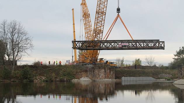 Vysokotonážní jeřáb o nosnosti 550 tun odstranil starý ocelový most.