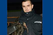 Ibise z pražské zoo odchytil v Kralupech nad Vltavou policista Adam Šimůnek.