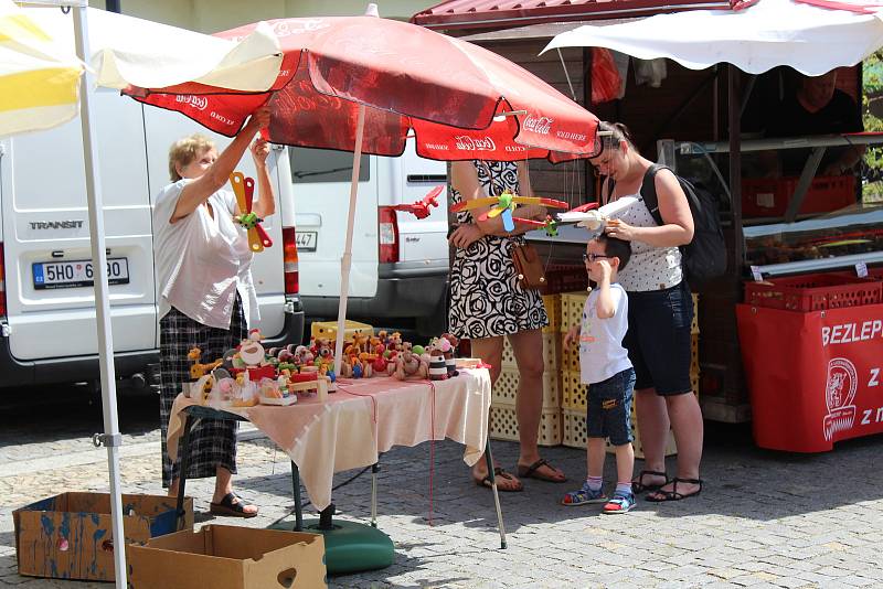 Svatoantonínský jarmark na mělnickém náměstí Míru přilákal v sobotu nejen místní, ale dokonce i turisty ze zahraničí.