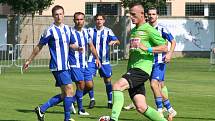 Fotbalisté Sokola Libiš (v modrém) porazili v domácím utkání 6. kola divize C Benátky nad Jizerou 2:1.