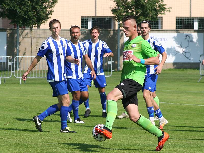 Fotbalisté Sokola Libiš (v modrém) porazili v domácím utkání 6. kola divize C Benátky nad Jizerou 2:1.