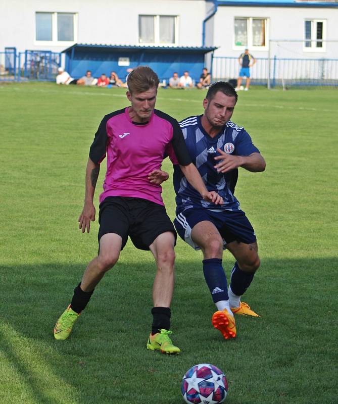 Příprava: FK Kralupy 1901 – SK Roztoky (v modrém) 4:5, 2. srpna 2022