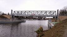 Dokončování rekonstrukce mostů na kanále Vraňany-Hořín.