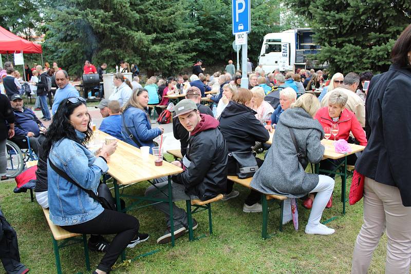 Posezení u vína a burčáku nabídlo letos už šesté Kralupského vinobraní.