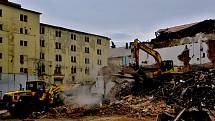 Bourací stroje v Kralupech pracovaly na demolici bývalé pivovarské spilky.