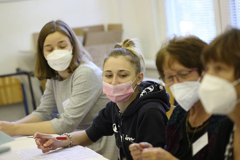 Volby ve volebním okrsku na gymnáziu Jana Palacha