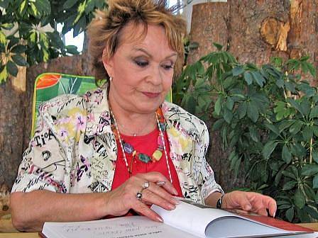 Jiřina Bohdalová při autogramiádě.